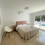 Modern Luxury With Pool And Tropical Garden Vila